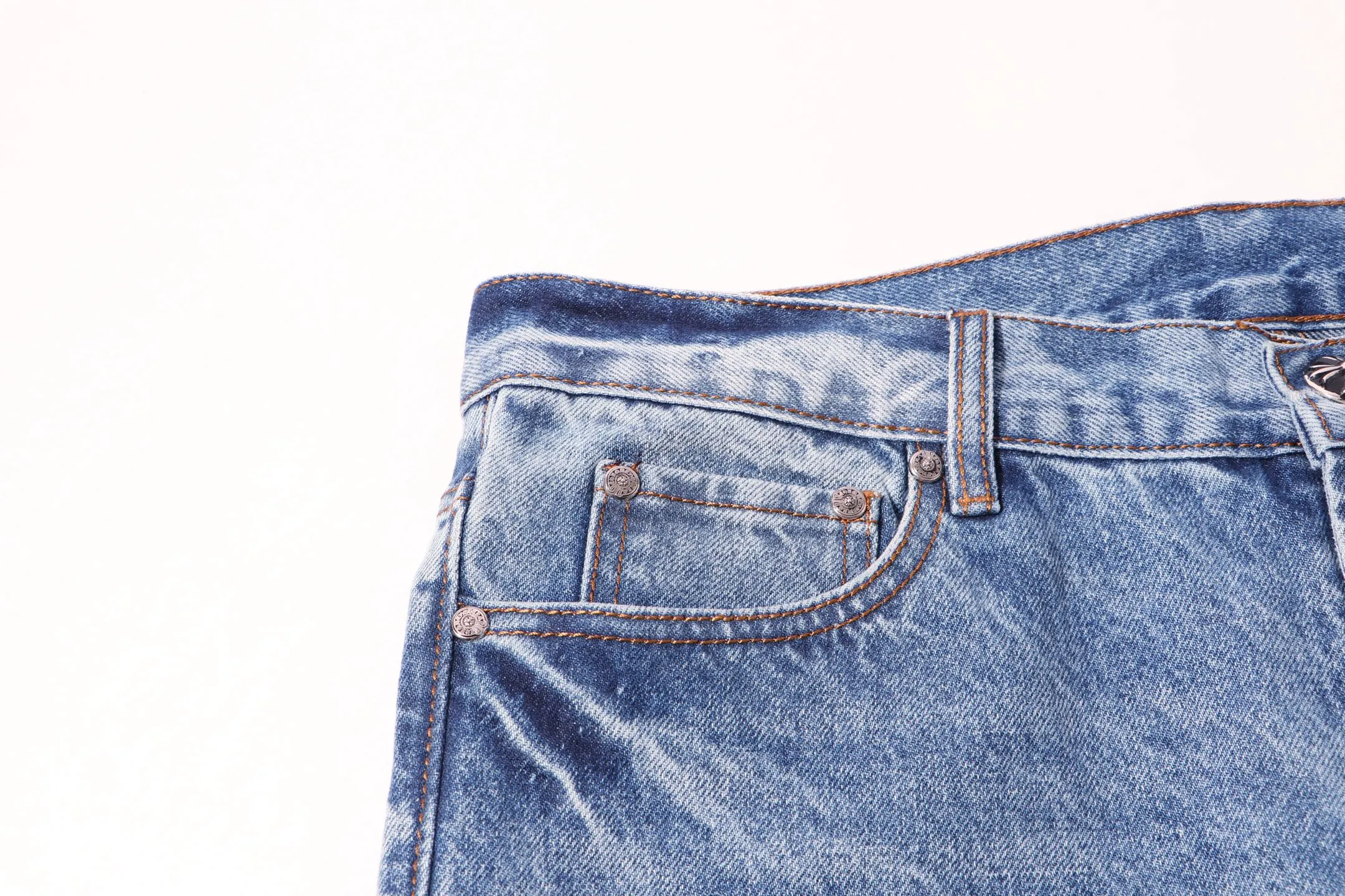 P300 Style number: H67 Croxin & 𝐂𝐡𝐫𝐨𝐦𝐞 𝐇𝐞𝐚𝐫𝐭 ss25 blue SEX mosaic leather jeans. Styles with different washed textures are very friendly to people with thin legs and thick legs. The slightly flared version perfectly modifies the leg shape. The timeless and moderate length makes it easy to match and match. It is the basis for various styles and is a must-have in your wardrobe! The fabric is stiff but also makes the upper body soft without losing texture. The washing process is even more perfect. It is a must-have item for everyone! ! ! Washed wheat, hang tag, pants label, three labels complete Color: blue Size: 28-30-32-34-36